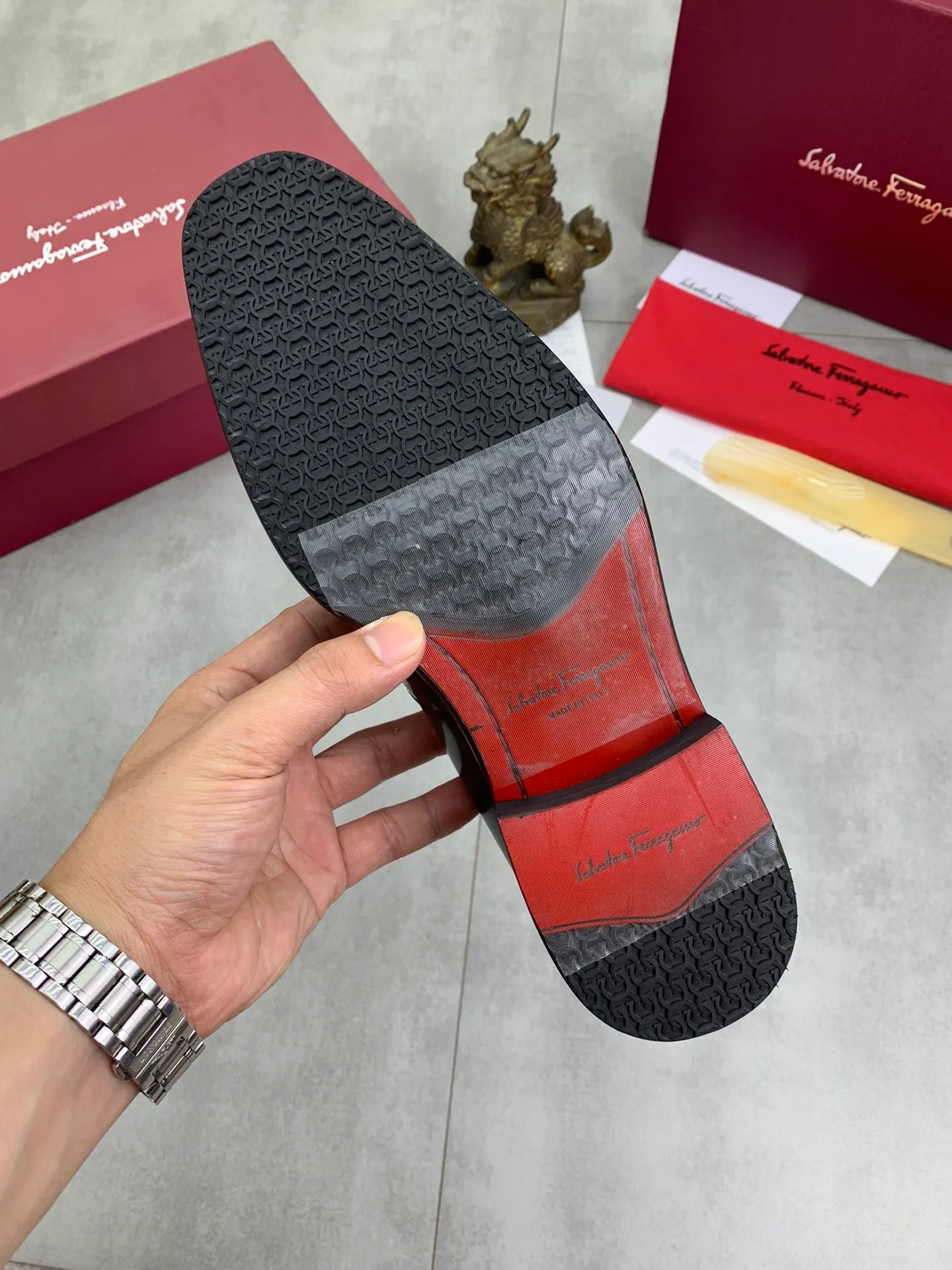 Men's Men's Shoes 💰P460💰[New Style] Water-dyed Niuli 🆘[Salvatore Ferragamo] Ferragamo's latest casual business leather shoes for men! Available at counters simultaneously! The fabric is made of specially imported original open-edge beaded calfskin, and the interior is made of imported water-dyed cowhide. It is absolutely luxurious and leads the fashion trend. Matching code: 38-45 (46 and 47 can be customized); black and brown colors are optional
